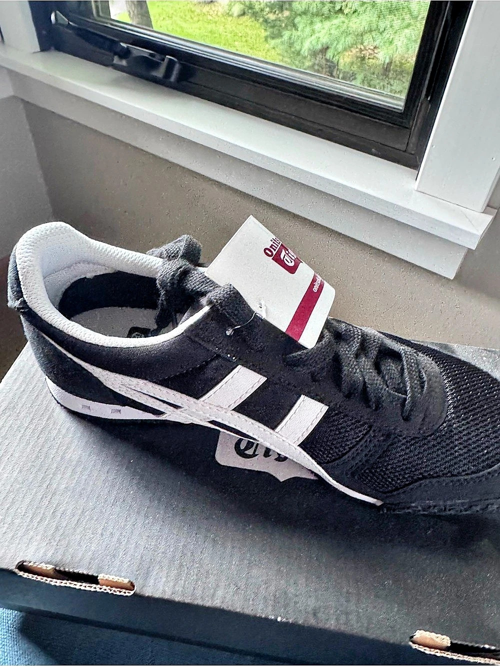 Onitsuka Tiger Ultimate 81 Black & White Sneakers US Women's 61⁄2 NWT